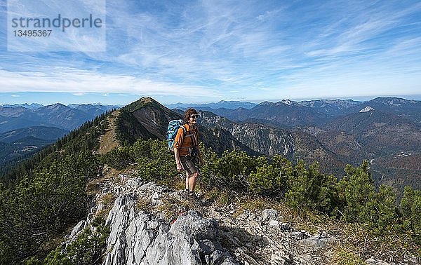 Wanderer beim Überqueren der Blauberge  vom Predigtstuhl über Blaubergschneid  Blaubergkopf und Karschneid zum Halserspitz  Wildbad Kreuth  Oberbayern  Bayern  Deutschland  Europa