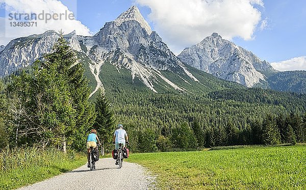 Zwei Mountainbiker  auf dem Radweg Via Claudia Augusta  Alpenübergang  auf der Rückseite Sonnenspitze  Berglandschaft  Tiroler Alpen  Alpenübergang  bei Ehrwald  Tirol  Österreich  Europa