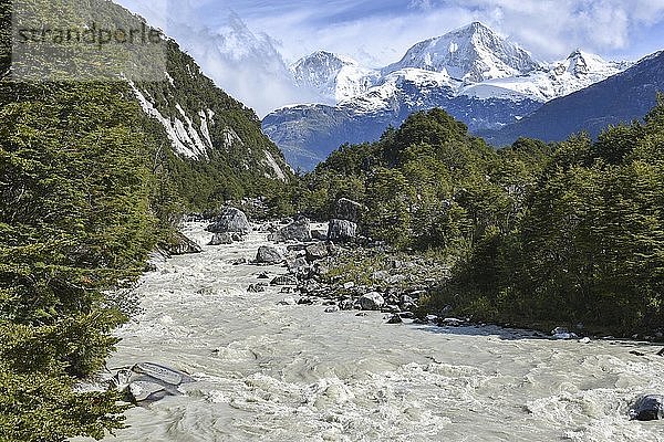 Rio Norte oder Rio Exploradores mit Gletscher San Valentin  bei Puerto Río Tranquilo  Carretera Austral  Valle Exploradores  Laguna San Rafael National Park  Patagonien  Chile  Südamerika