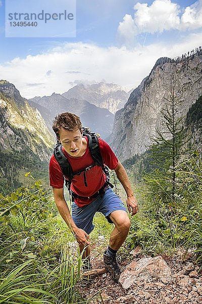 Junger Mann beim Klettern  Wandern  Blick vom Rothsteig zum Obersee  KÃ¶nigsee  Alpen  Berglandschaft  Nationalpark Berchtesgaden  Berchtesgadener Land  Oberbayern  Bayern  Deutschland  Europa