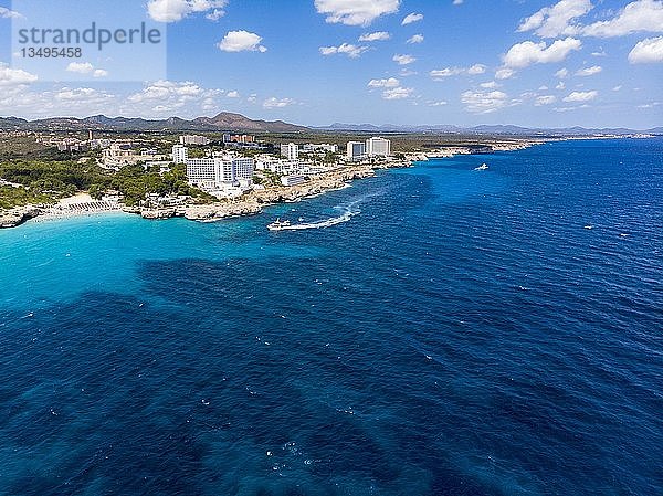 Drohnenaufnahme  Felsenküste mit Hotels  Cala Tropicana und Cala Domingos  Region Porto Colom  Mallorca  Balearische Inseln  Spanien  Europa
