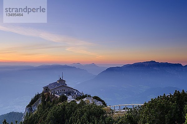 Kehlsteinhaus am Kehlstein  Untersberg im Hintergrund  Sonnenuntergang  Berchtesgadener Alpen  Nationalpark Berchtesgaden  SchÃ¶nau am KÃ¶nigsee  Oberbayern  Beyern  Deutschland  Europa