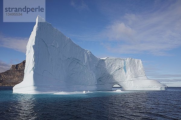Großer Eisberg mit Tor vor Uummannaq  Grönland  Nordamerika