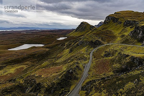 Quiraing-Massiv mit dramatischen Wolken  Portree  Isle of Sky  Schottland  Vereinigtes Königreich  Europa