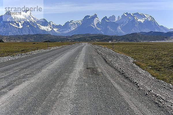 Schotterstraße durch den Nationalpark Torres del Paine  Patagonien  Chile  Südamerika