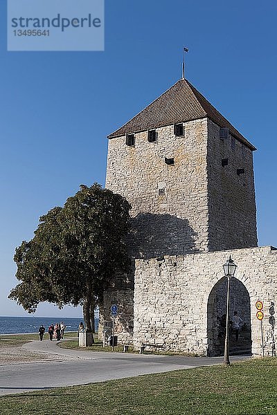 Stadttor  befestigter Wehrturm an der mittelalterlichen Stadtmauer  Unesco-Weltkulturerbe  Visby  Insel Gotland  Schweden  Europa