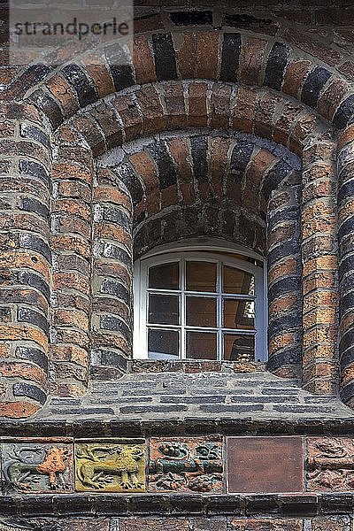 Fenster mit Tierreliefs am ehemaligen Glockenhaus von 1482  LÃ¼neburg  Niedersachsen  Deutschland  Europa