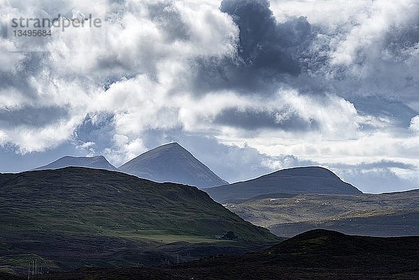 Dunkle Wolkenstimmung  hügelige Landschaft  nordwestliche Highlands  Wester Ross  Schottland  Großbritannien