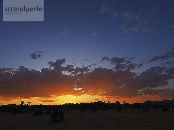 Sonnenuntergang mit Nachglühen  Mojave-Wüste  Barstow  Kalifornien  USA  Nordamerika