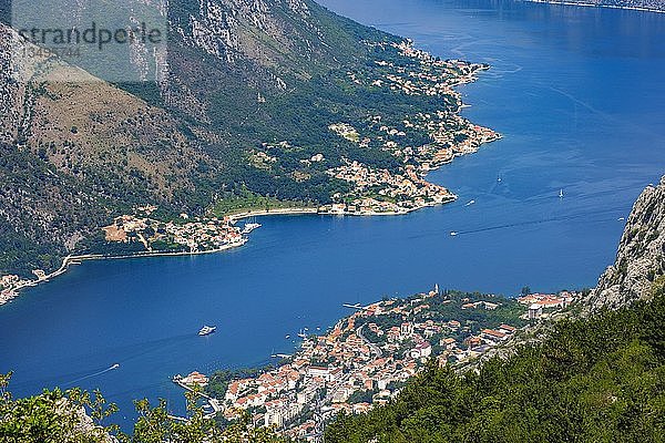 Bucht von Kotor mit den Dörfern Prcanj und Dobrota bei Kotor  Montenegro  Europa