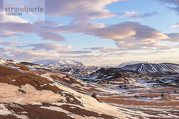 Abendstimmung  verschneite Vulkanlandschaft  Isländisches Hochland  bei Mývatn  Vulkan Krafla  Nordisland  Island  Europa