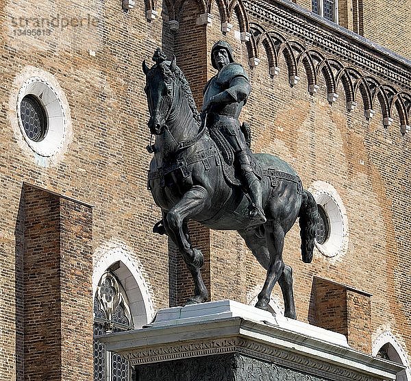 Reiterstandbild von Bartolomeo Colleoni vor der Kirche Santi Giovanni e Paolo  Venedig  Venetien  Italien  Europa