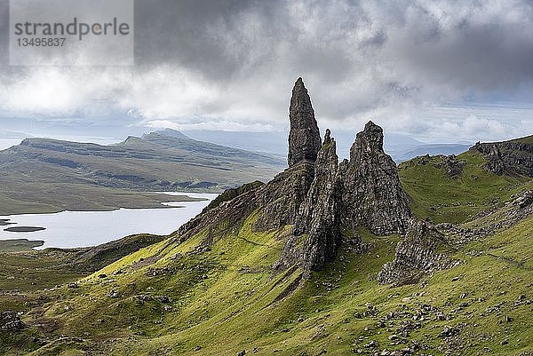 Felsformation Old Man of Storr mit bewölktem Himmel  Isle of Skye  Schottland  Großbritannien