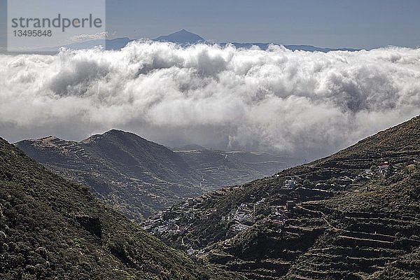 Blick in den Barranco Hondo de Abajo  auf Juncalillo  Passatwolken und die Insel Teneriffa mit dem Vulkan Teide  Gran Canaria  Kanarische Inseln  Spanien  Europa