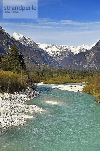 Gebirgsfluss Soca  hinter dem schneebedeckten Kanin-Gebirge  Bovec  Soca-Tal  Julische Alpen  Slowenien  Europa