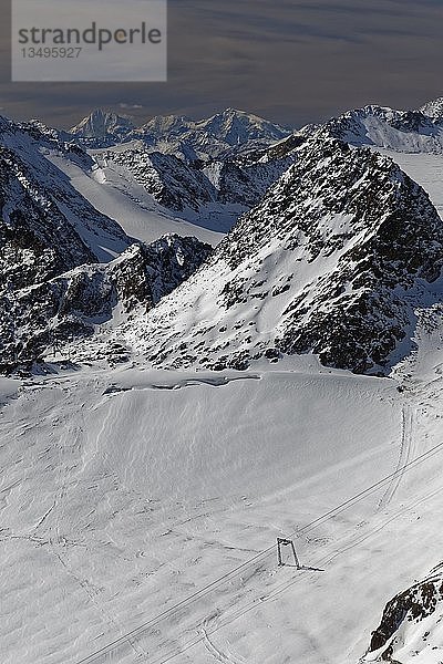 Blick von der Aussichtsplattform Schwarze Schneid auf verschneite Ötztaler Alpen  Sölden  Ötztal  Tirol  Österreich  Europa