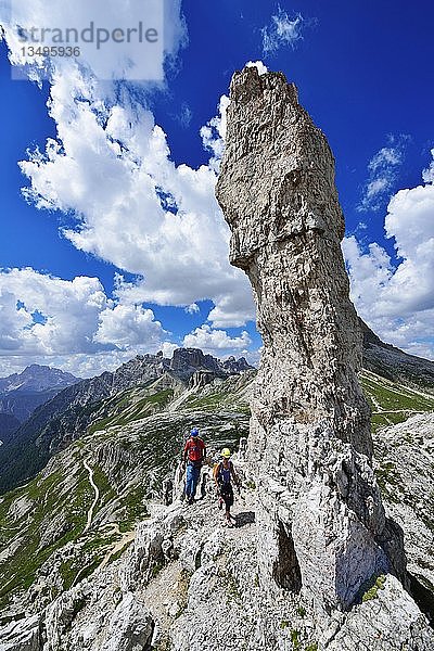 Bergsteiger an der Felsnadel Frankfurter Würstchen  Salsiccia  Sextner Dolomiten  Hochpustertal  Südtirol  Italien  Europa