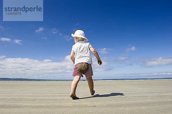 Kleines Mädchen geht am Strand entlang  Bretagne  Frankreich  Europa