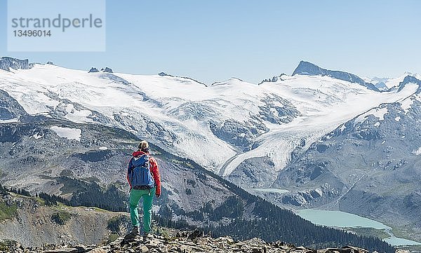 Blick vom Panorama Ridge  Wanderer vor einer Bergkette mit Gletscher  Guard Mountain und Deception Peak  Garibaldi Provincial Park  British Columbia  Kanada  Nordamerika
