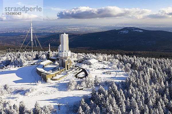 Drohnenaufnahme  Sendemast des Hessischen Rundfunks  Großer Feldberg im Winter oberhalb der Schneefallgrenze  Hessen  Deutschland  Europa