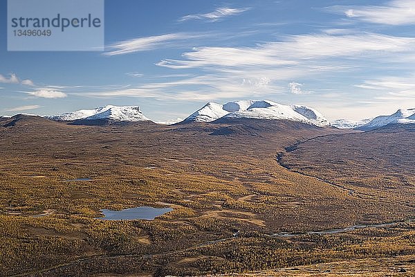 Blick vom Gipfel des Berges Nuolja über den herbstlichen Abisko-Nationalpark  Gebirgsgruppe Lapporten  Norrbotten  Lappland  Schweden  Europa