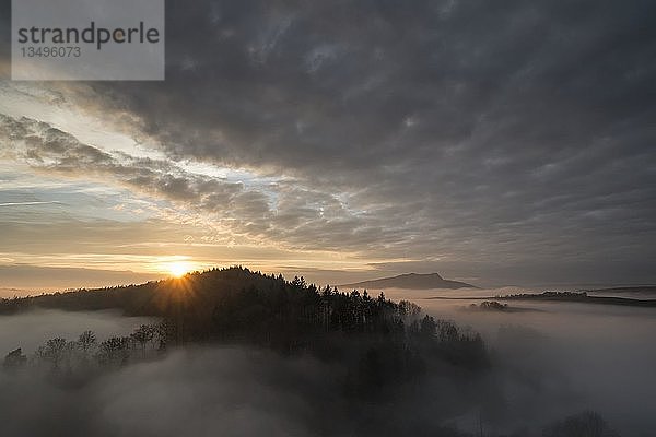 Sonnenuntergang Ã¼ber vulkanischer Landschaft mit Nebel  Landkreis Konstanz  Baden-WÃ¼rttemberg  Deutschland  Europa