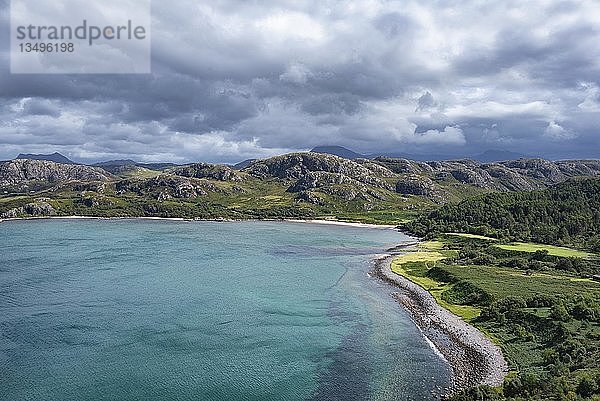 Blick über die Bucht Gruinard Bay  Poolewe  Ross und Cromarty  Schottland  Vereinigtes Königreich  Europa