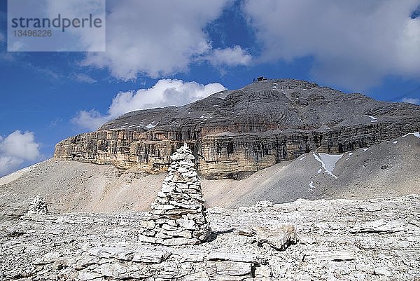 Steinmännchen  Steinhaufen  mit Piz Boe Gipfel auf dem Sellamassiv  Sellajoch  Provinz Bozen  Italien  Europa