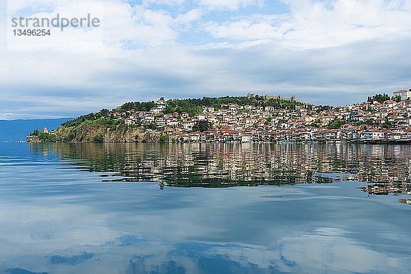 Ohrid und die Kirche St. John Theologian-Kaneo mit Blick auf den Ohrid-See  Mazedonien  Europa