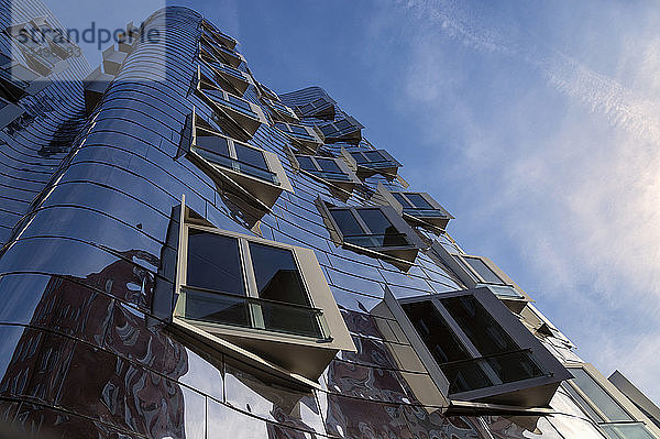 Fenster an der Backbordseite  Neuer Zollhof oder Gehry-GebÃ¤ude im Medienhafen  DÃ¼sseldorf  Nordrhein-Westfalen  Deutschland  Europa