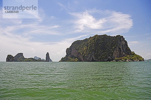 Bewachsene Kalksteinfelsen in der Bucht von Phang Nga  Ao Phang Nga Marine National Park  Thailand  Asien