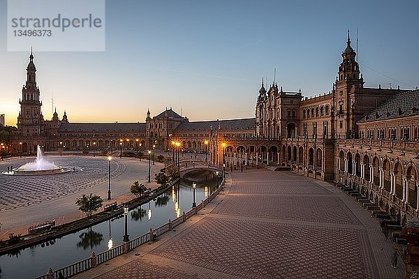 Plaza de España in der Abenddämmerung  Sevilla  Spanien  Europa