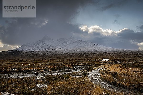 Wasserfall von AltDearg Mor mit schneebedeckten Gipfeln von Marsco und Sgurr Nan Gillean und kleinem Haus  Sligachan  Portree  Isle of Sky  Schottland  Vereinigtes Königreich  Europa