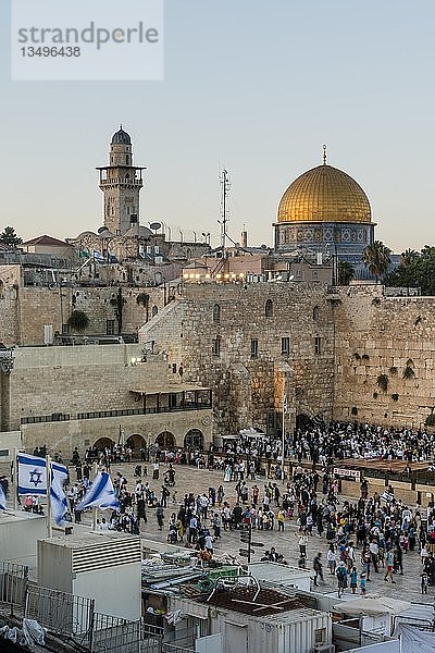 Gläubige an der Klagemauer in der Abenddämmerung  hinter dem Felsendom  auch Qubbat As-sachra  Kipat Hasela  mit Altstadt  Jerusalem  Israel  Asien