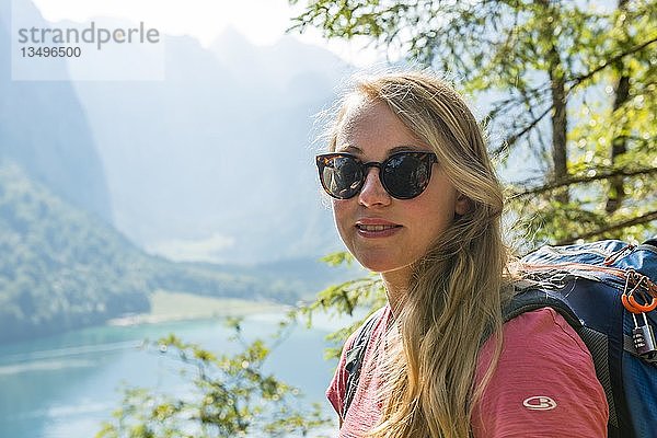 Portrait einer schönen jungen Frau  Wanderin mit Rucksack  hinter Obersee  Nationalpark Berchtesgaden  Berchtesgadener Land  Oberbayern  Bayern  Deutschland  Europa