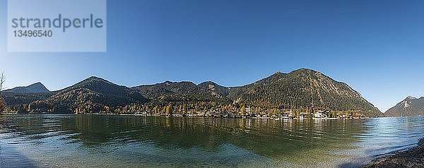 Blick über den See mit Jochberg und Herzogstand und Ort Walchensee im Herbst  Walchensee  Oberbayern  Bayern  Deutschland  Europa
