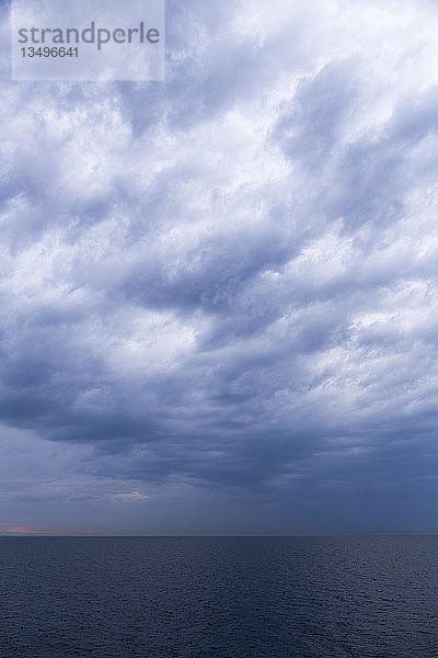 Nordsee mit dramatischem Wolkenhimmel  Bohuslän  Schweden  Europa