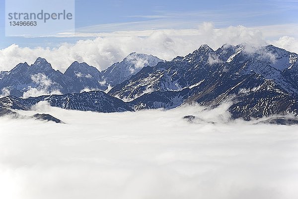Blick von der GroÃŸglockner-HochalpenstraÃŸe am Hochtor auf die Schobergruppe  hÃ¶chster Berg Petzeck 3283 m  mit Nebel und tiefen Wolken  Nationalpark Hohe Tauern  KÃ?rnten  Ã-sterreich  Europa