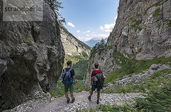 Zwei Wanderer auf dem Wanderweg zum KÃ¤rlingerhaus  Saugasse  KÃ¶nigssee  Nationalpark Berchtesgaden  Berchtesgadener Land  Oberbayern  Bayern  Deutschland  Europa