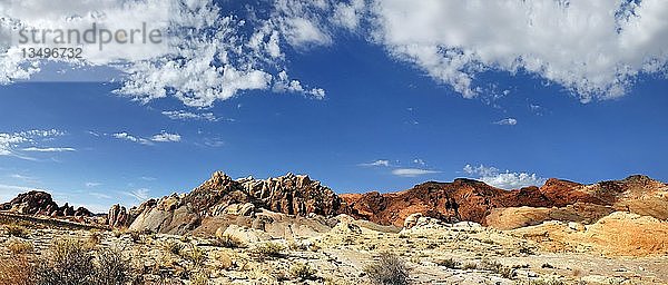360Â°-Panorama der roten Sandsteinformationen bei Rainbow Vista mit bewÃ?lktem Himmel  Valley of Fire  Nevada  Vereinigte Staaten  Nordamerika