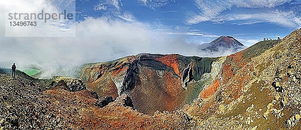 Panoramablick auf den Roten Krater und den Vulkan Mount Ngauruhoe  Tongariro National Park  Manawatu-Wanganui  Nordinsel  Neuseeland  Ozeanien