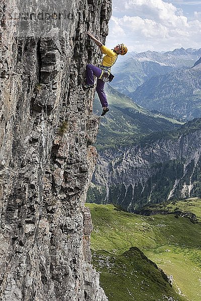 Eine Frau klettert eine senkrechte Felswand hoch  Schwierigkeitsgrad 6  Angererkopf  Mindelheimer Hütte  Allgäuer Alpen  Bayern  Deutschland  Europa