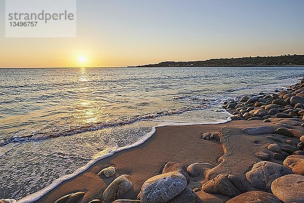 Steiniger Strand  Strand bei Sonnenuntergang  Agia  Thessalien  Kreta  Griechenland  Europa