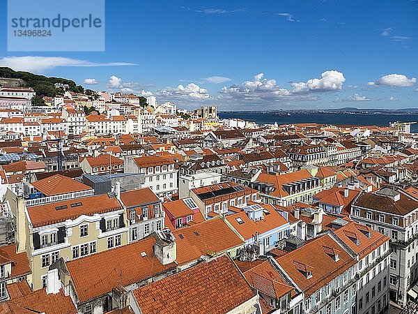 Blick Ã?ber die Stadt und das Castelo de SÃ£o Jorge  Baixa  Lissabon  Portugal  Europa