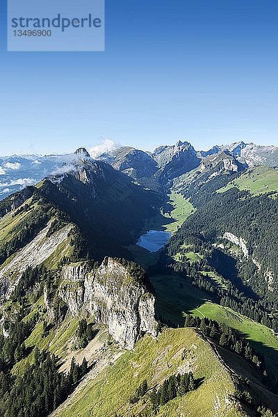 Blick vom Hohen Kasten  1794m  in den Appenzeller Alpen  im Zentrum der Sämtisersee  Kanton Appenzell Innerrhoden  Schweiz  Europa