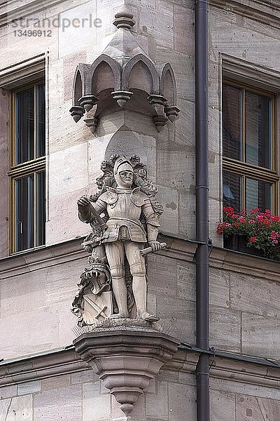 Skulptur eines Ritters an einem städtischen Gebäude  Nürnberg  Mittelfranken  Bayern  Deutschland  Europa