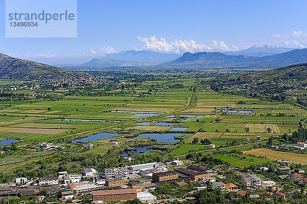 Fischteiche und Bahngleise  Zadrima-Ebene bei Lezha  Lezhë  Qar Lezha  Albanien  Europa