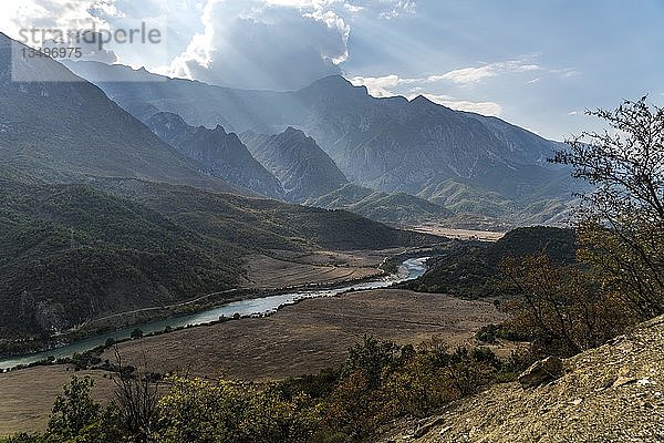 Bergige Landschaft am Fluss Vjosa  Albanien  Europa
