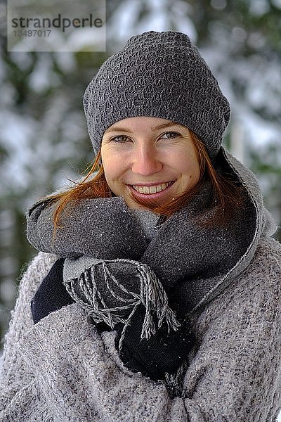 Mädchen mit Mütze und Schal im Winter im Schnee  Oberbayern  Bayern  Deutschland  Europa