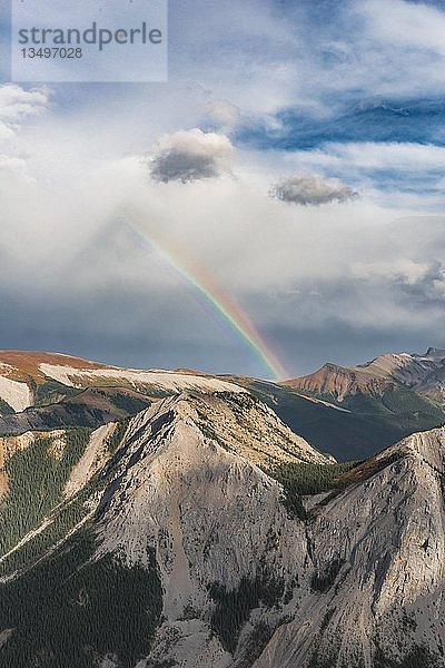 Blick vom Sulphur Skyline Trail auf Berglandschaft mit Regenbogen  Gipfel mit orangefarbenen Schwefelablagerungen  Panoramablick  Nikassin Range  Jasper National Park  British Columbia  Kanada  Nordamerika